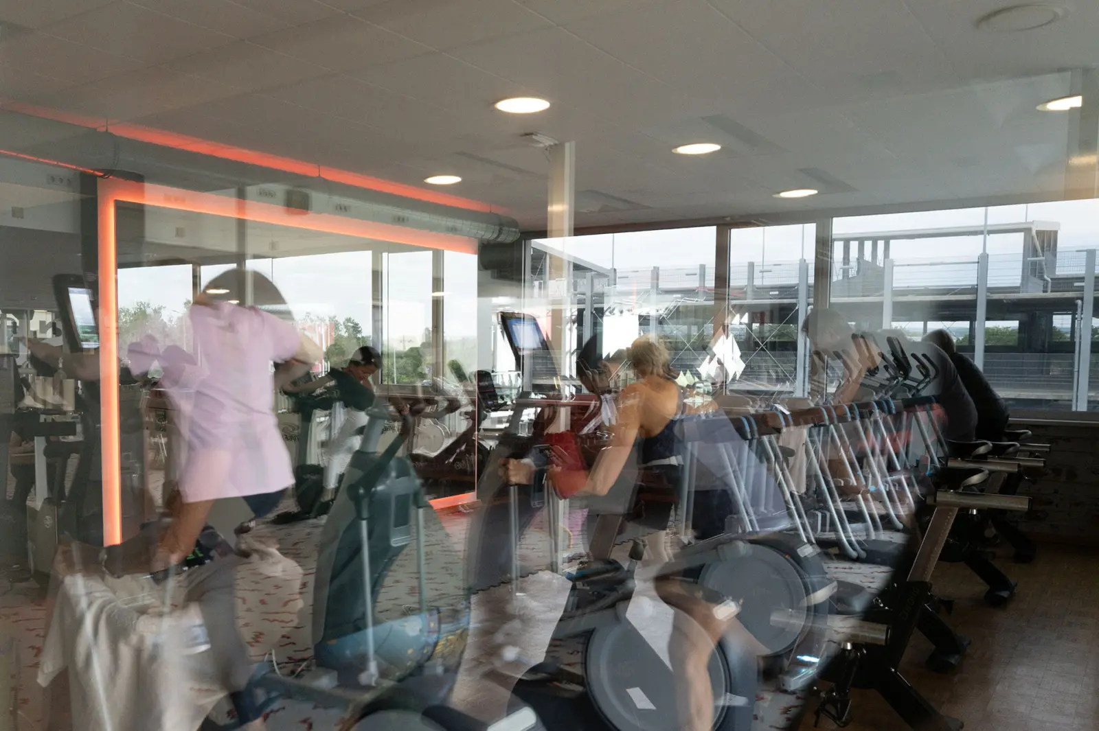 Foto von reflektierender Glasscheibe in eine Spinning Gruppenstunde im Manhattan Club Brunn