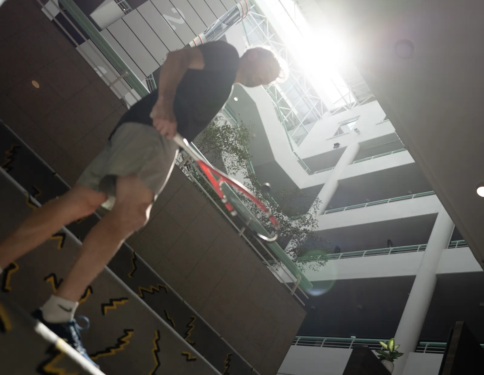 Foto von Squash Spieler gegen Sonnenlicht im Atrium Manhattan Club Wien