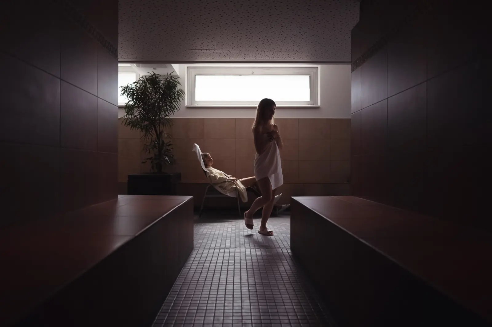 Foto von zwei entspannten Personen im eleganten Wellness-Bereich des Manhattan Club Brunn