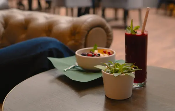 A muesli bowl and a red smoothie at the Manhattan Club Vienna restaurant.