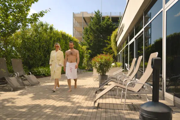 Foto eines Pärchens im sonnigen Garten des Manhattan Club Brunn