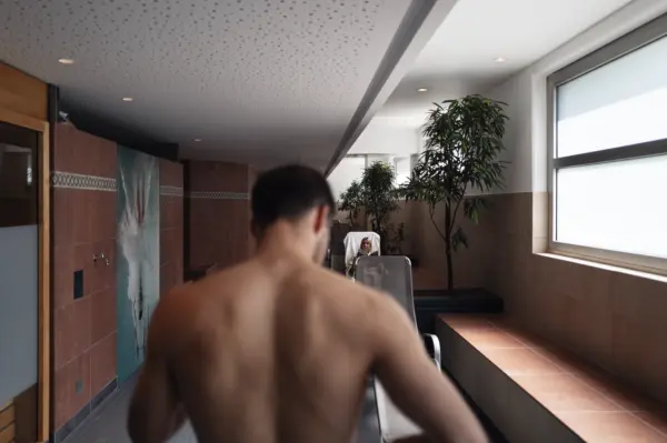 männlicher Rücken im Vordergrund des eleganten Wellnessbereichs im Manhattan Club Brunn