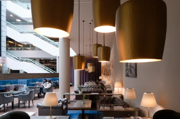 Foto von Lounge und Restaurant Manhattan Club Wien, im Hintergrund Atrium und Stufen
