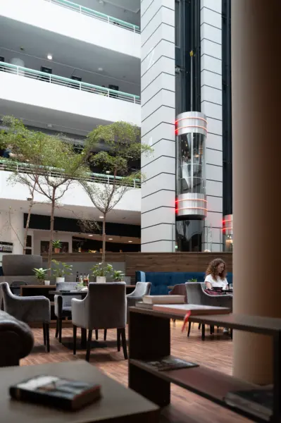 Foto ins Atrium, mit Lift und Lounge Manhattan Club Wien