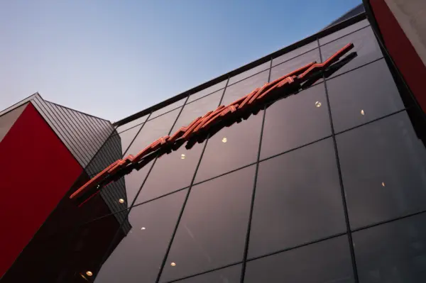 Mirrored facade with large Manhattan Club Brunn lettering