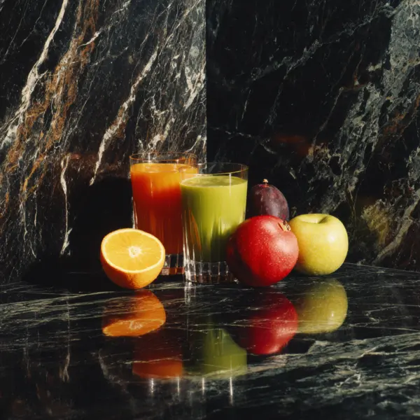 Obst und Fruchtsäfte vor Marmor Hintergrund im Manhattan Club Wien