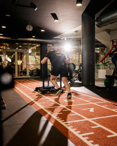 Man pushing a sled in the performance training area at Manhattan Club Wien