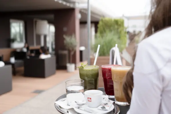Erfrischungen werden auf der Terrasse vom Manhattan Club Wien serviert