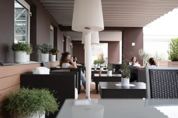Foto von mehreren Gästen Openair Lounge Terrasse Manhattan Wien