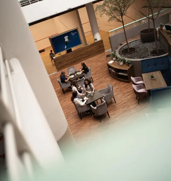 Aufnahme von oben ins Atrium und Restaurant Manhattan Club Wien