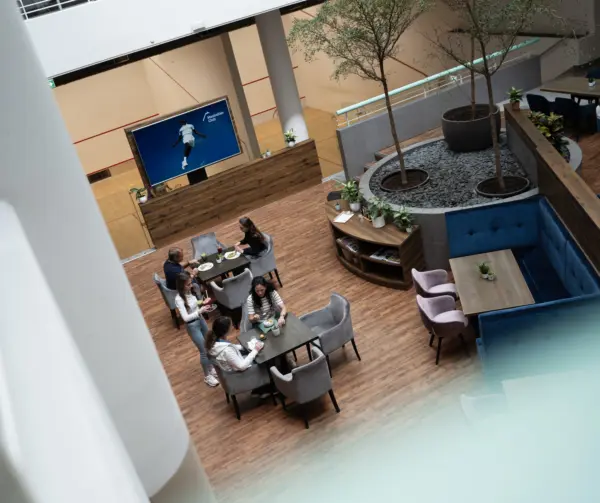 Aufnahme von oben ins Atrium und Restaurant Manhattan Club Wien
