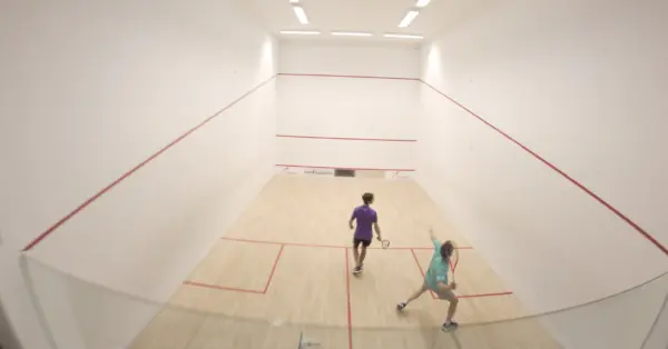 Drohnenaufnahme von Squash Court im Manhattan Club Wien, zwei Männer spielen