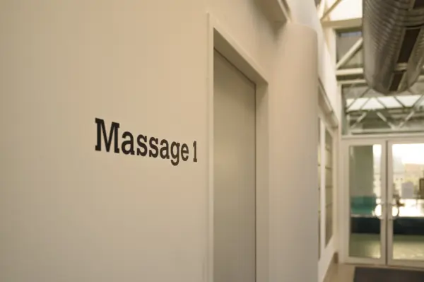 Foto von Raumbeschriftung „Massage“ im Manhattan Club Wien